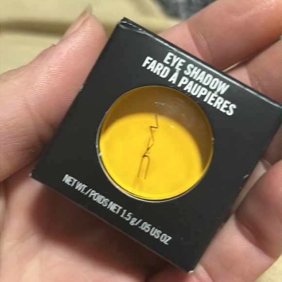 🎃🌛HP! Mac Chrome Yellow Matte Eyeshadow - Picture 4 of 12